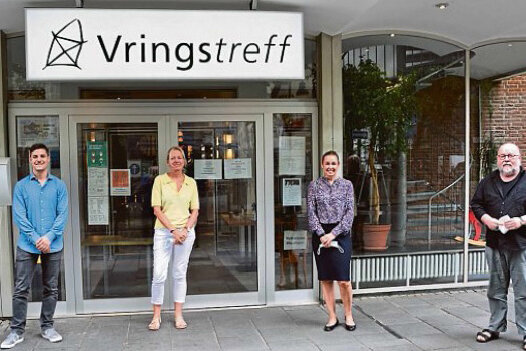 Vier Personen stehen vor dem Gebäude des Vringstreff e.V.