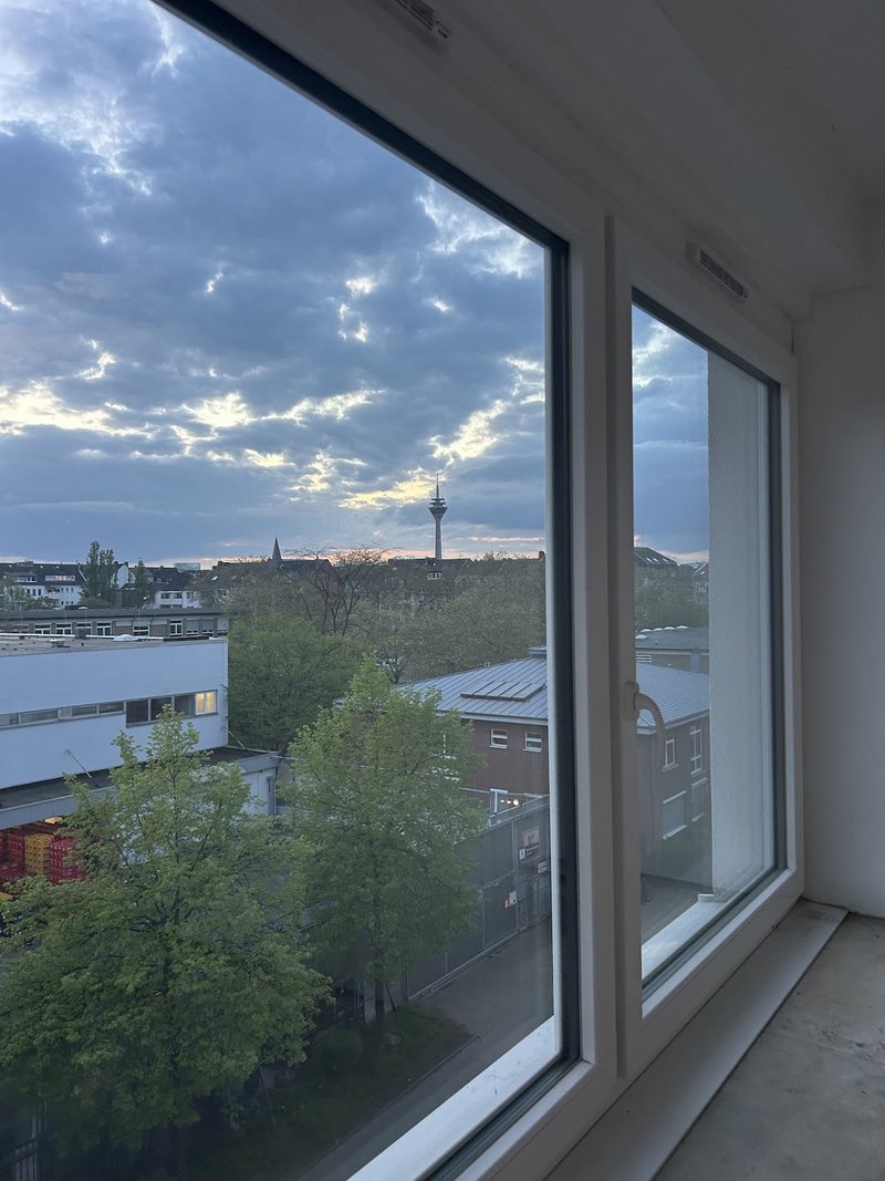 Sanierte drei Zimmer Wohnung in Top Lage! Blick auf den Düsseldorfer-Fernsehturm