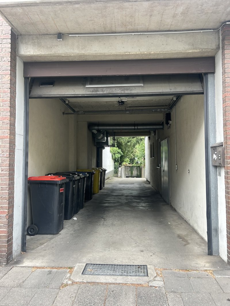 Parkplatz gesucht? Tiefgaragenstellplatz im Hinterhof - Ddorf Hassels