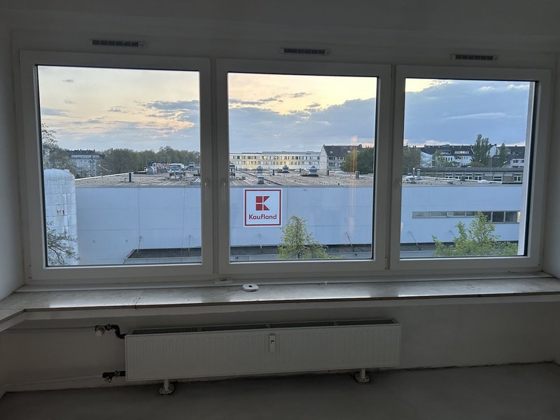 Sanierte drei Zimmer Wohnung in Top Lage! Blick auf den Düsseldorfer-Fernsehturm