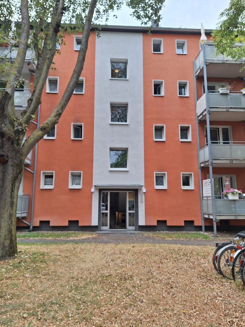 2 Zimmer - Wohnung im 2 OG mit schönem Balkon - ohne Boden - neue Badewanne -