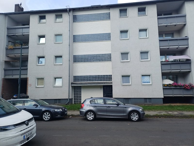 Gepflegte 3 Zimmerwohnung mit Balkon im 2. OG in Düsseldorf-Rath