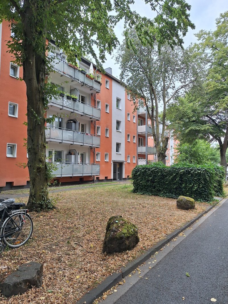 2 Zimmer - Wohnung im 2 OG mit schönem Balkon - ohne Boden - neue Badewanne -