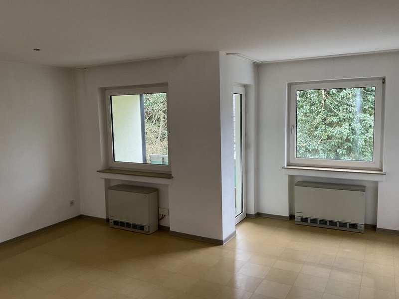 Wohnzimmer mit Balkon und Küchenbereich